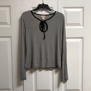 Black and white strip retro shirt